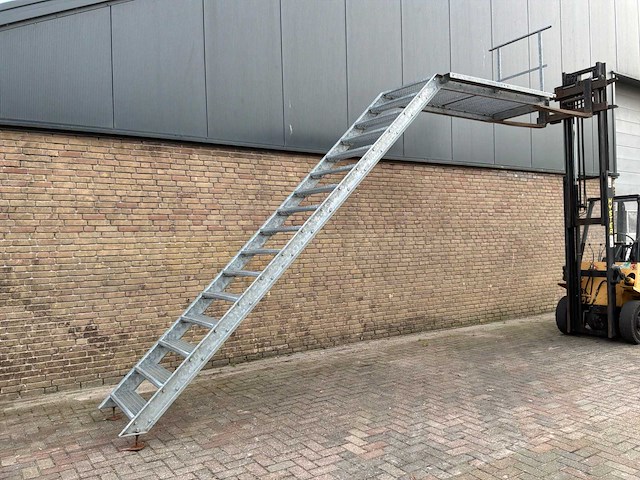 Verzinkte stalen bordestrap 3.25m vloerhoogte - afbeelding 1 van  7