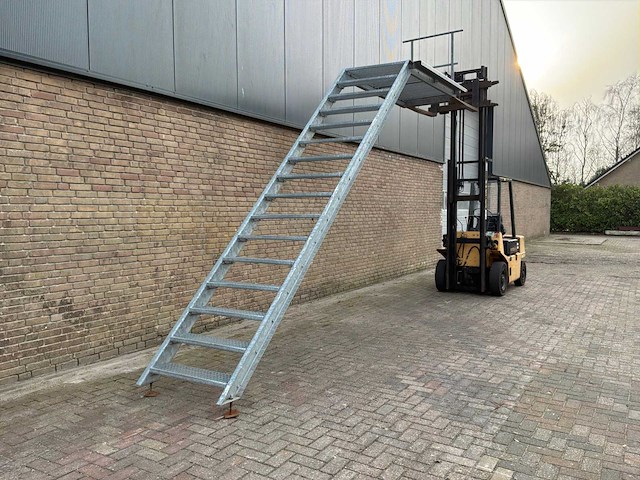 Verzinkte stalen bordestrap 3.25m vloerhoogte - afbeelding 2 van  7