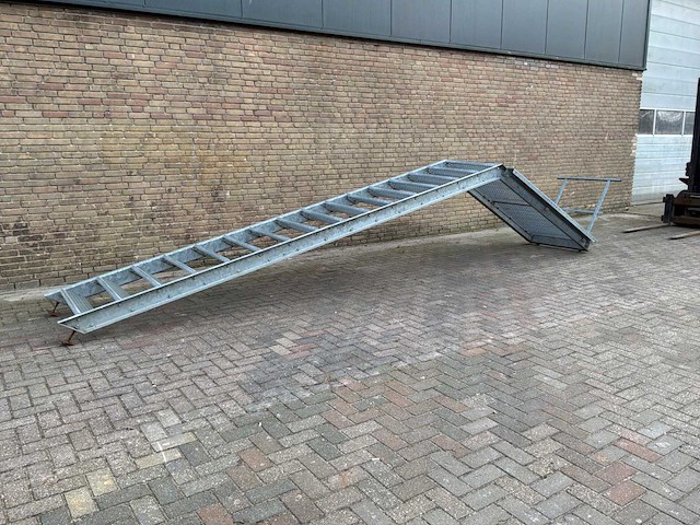 Verzinkte stalen bordestrap 3.25m vloerhoogte - afbeelding 7 van  7