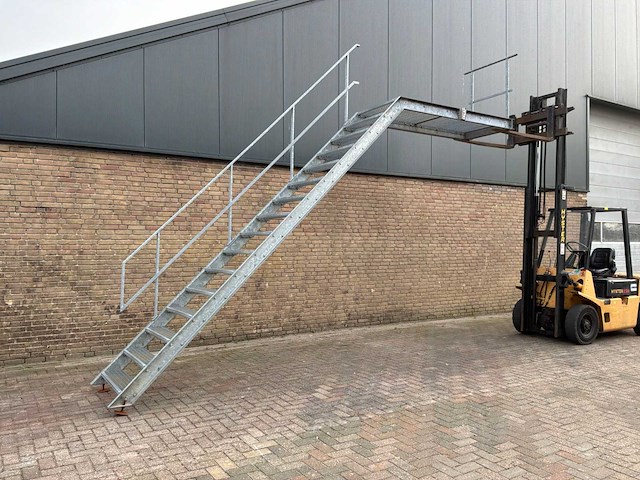 Verzinkte stalen bordestrap 3.25m vloerhoogte - afbeelding 1 van  9