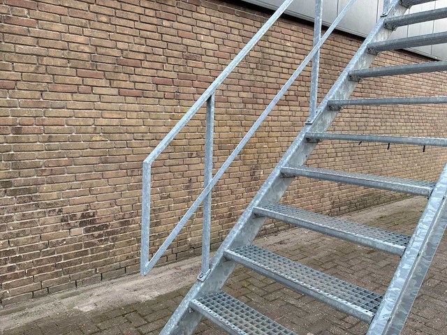 Verzinkte stalen bordestrap 3.25m vloerhoogte - afbeelding 6 van  9