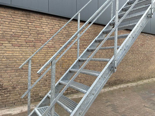 Verzinkte stalen bordestrap 3.25m vloerhoogte - afbeelding 4 van  6