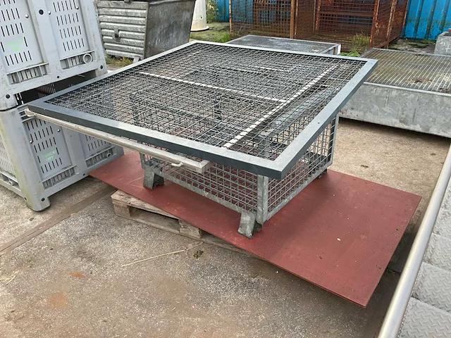 Verzinkte stalen rooster + gaascontainer - afbeelding 1 van  4