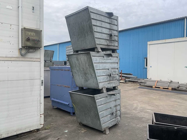 Verzinkte stapelbakken/materiaalbakken (3x) - afbeelding 1 van  5