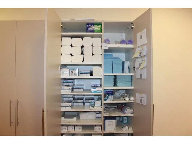 Verzorgingsdisposables w.o. handschoenen, tissues, servetten, naalden en tandarts gereedschapsbakjes in dub... - afbeelding 1 van  4