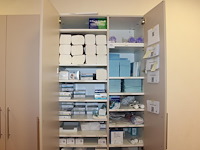 Verzorgingsdisposables w.o. handschoenen, tissues, servetten, naalden en tandarts gereedschapsbakjes in dub... - afbeelding 1 van  4