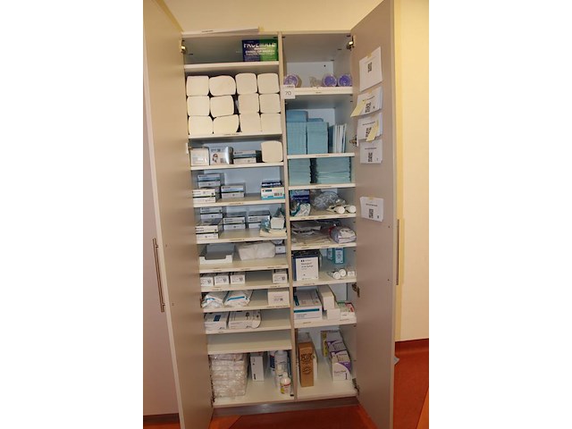 Verzorgingsdisposables w.o. handschoenen, tissues, servetten, naalden en tandarts gereedschapsbakjes in dub... - afbeelding 2 van  4