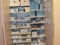 Verzorgingsdisposables w.o. handschoenen, tissues, servetten, naalden en tandarts gereedschapsbakjes in dub... - afbeelding 2 van  4