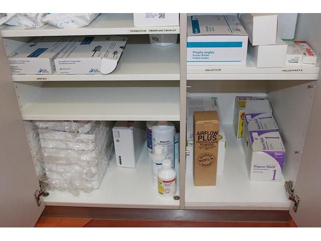 Verzorgingsdisposables w.o. handschoenen, tissues, servetten, naalden en tandarts gereedschapsbakjes in dub... - afbeelding 3 van  4