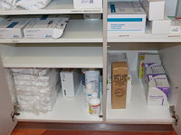 Verzorgingsdisposables w.o. handschoenen, tissues, servetten, naalden en tandarts gereedschapsbakjes in dub... - afbeelding 3 van  4