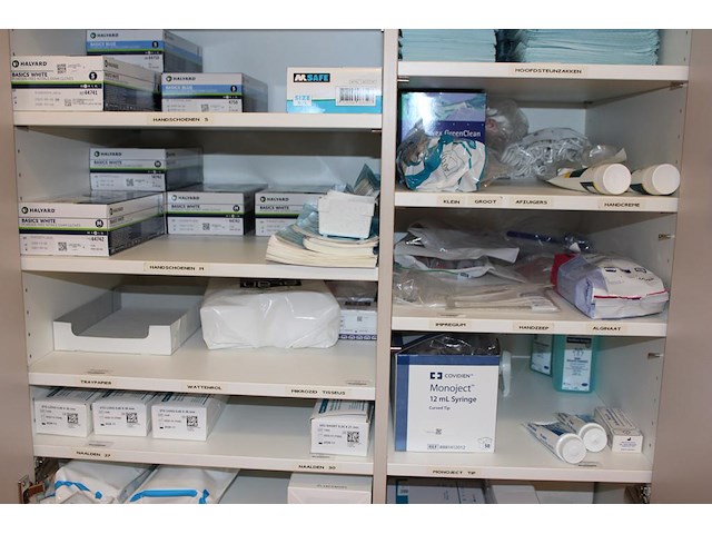 Verzorgingsdisposables w.o. handschoenen, tissues, servetten, naalden en tandarts gereedschapsbakjes in dub... - afbeelding 4 van  4