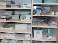 Verzorgingsdisposables w.o. handschoenen, tissues, servetten, naalden en tandarts gereedschapsbakjes in dub... - afbeelding 4 van  4