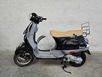 Vespa - bromscooter - lx 50 4t - 45km uitvoering f817nd - afbeelding 1 van  9