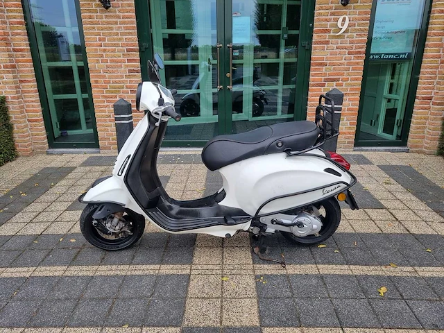 Vespa - bromscooter - primavera 4t - brommer - afbeelding 1 van  11