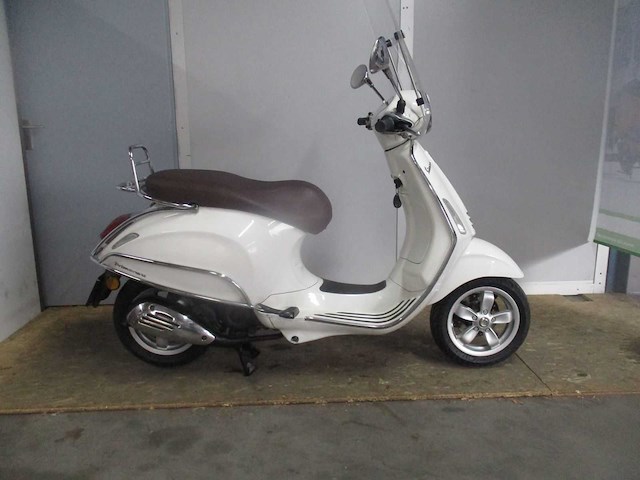 Vespa - bromscooter - primavera 4t - scooter - afbeelding 9 van  11