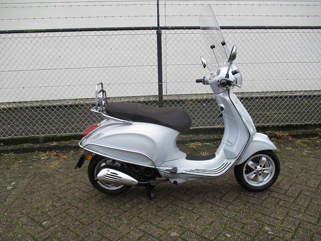 Vespa - bromscooter - primavera touring 4t - scooter - afbeelding 8 van  11