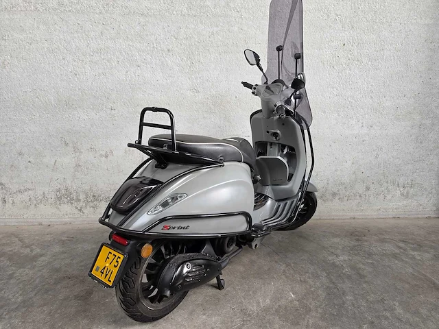 Vespa - bromscooter - sprint 4t - 45km uitvoering f754vl - afbeelding 7 van  9