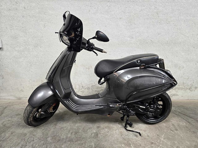 Vespa - bromscooter - sprint 4t - brommer - afbeelding 1 van  8
