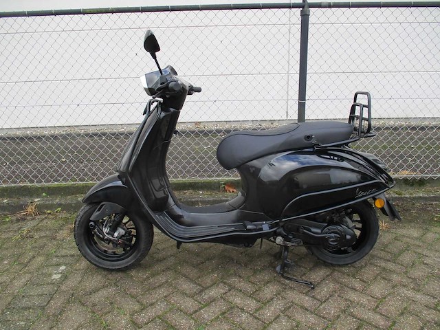 Vespa - bromscooter - sprint 4t - scooter - afbeelding 1 van  11