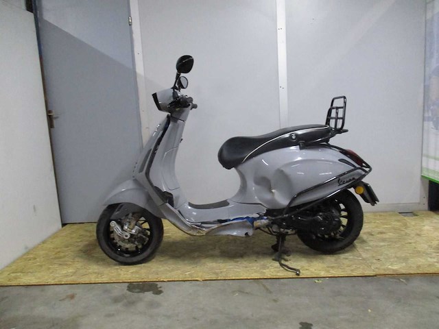 Vespa - bromscooter - sprint 4t - scooter - afbeelding 1 van  11