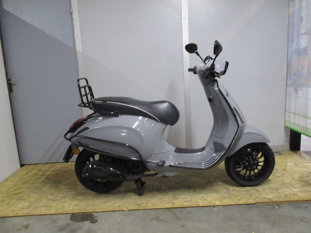 Vespa - bromscooter - sprint 4t - scooter - afbeelding 8 van  11