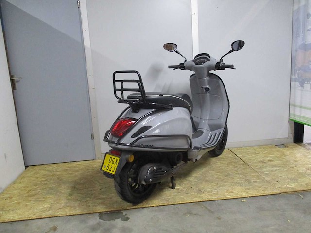 Vespa - bromscooter - sprint 4t - scooter - afbeelding 9 van  11