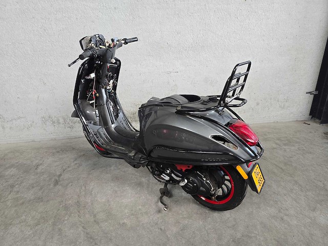 Vespa - snor scooter - sprint - moped 4t 25km uitvoering dgz85s - afbeelding 5 van  6