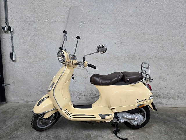 Vespa - snorscooter - lxv 4t - 25km uitvoering f247pl - afbeelding 1 van  7