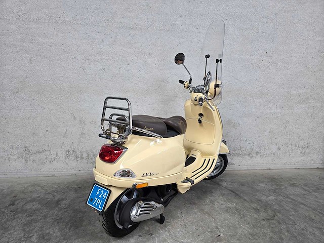 Vespa - snorscooter - lxv 4t - 25km uitvoering f247pl - afbeelding 5 van  7