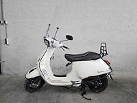 Vespa - snorscooter - s50 4t - 25km uitvoering f063rg - afbeelding 1 van  7