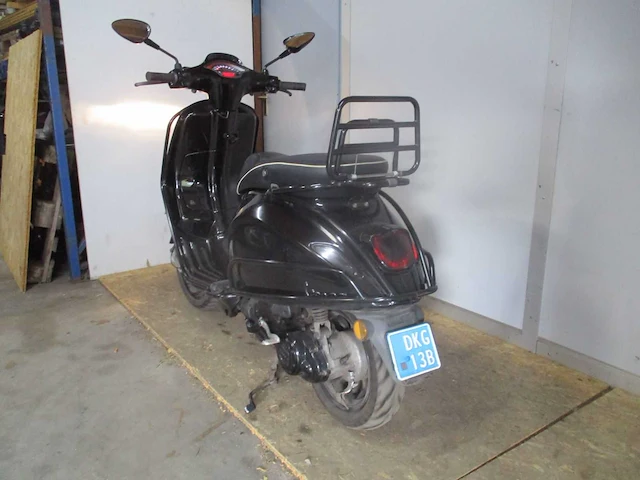 Vespa - snorscooter - sprint 4t - scooter - afbeelding 10 van  11