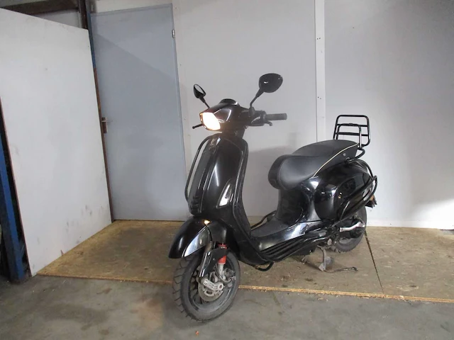 Vespa - snorscooter - sprint 4t - scooter - afbeelding 2 van  11