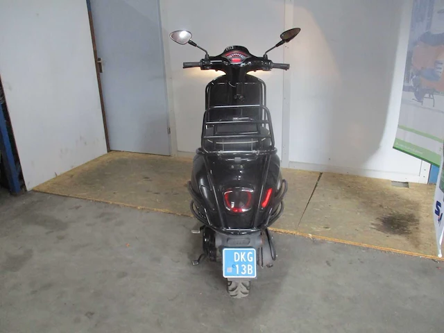 Vespa - snorscooter - sprint 4t - scooter - afbeelding 8 van  11