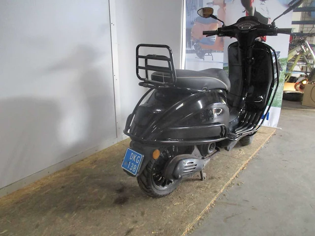 Vespa - snorscooter - sprint 4t - scooter - afbeelding 9 van  11
