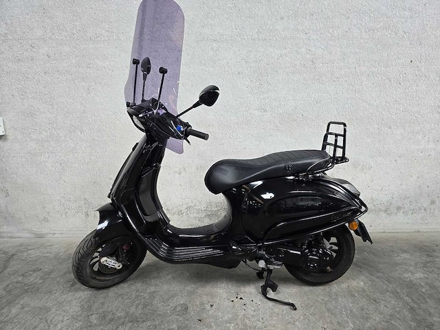 Vespa - snorscooter - sprint 50 - 4t 25km uitvoering dzz03d - afbeelding 1 van  9