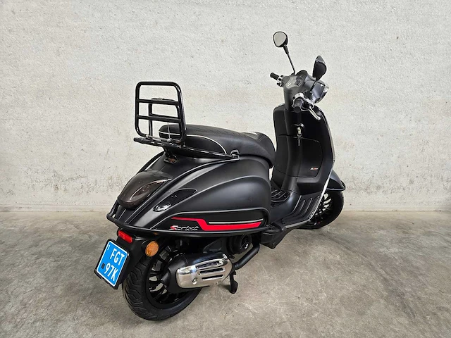 Vespa - snorscooter - sprint 50 - brommer - afbeelding 8 van  9