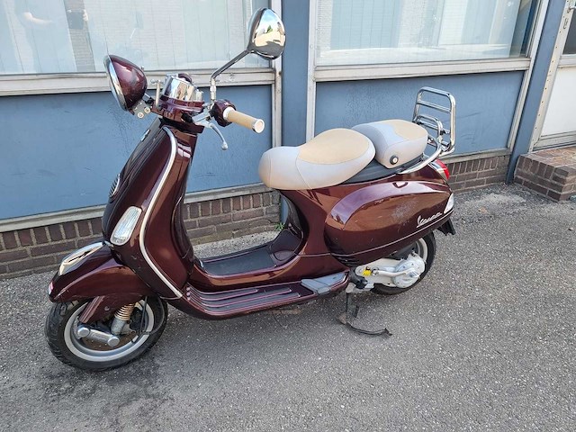 Vespa - vie della moda - brommer - afbeelding 1 van  10