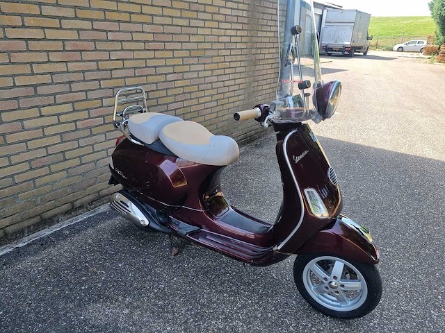 Vespa - vie della moda - brommer - afbeelding 6 van  10