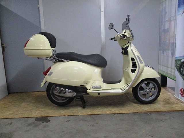 Vespa gts 125 - motorscooter - motorfiets - afbeelding 9 van  12