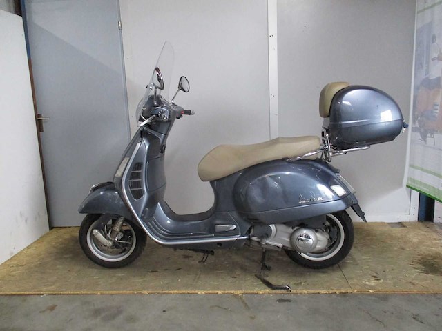 Vespa gts 250ie - motorscooter - liguid cooled - motorcycle - afbeelding 1 van  12