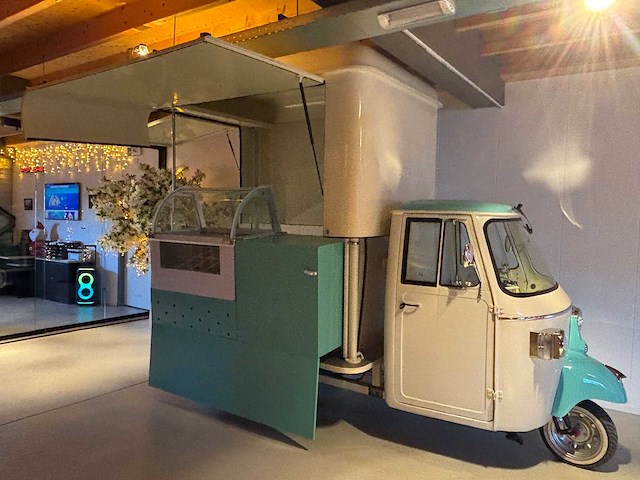 Vespa (look) - ape - ice cream - foodtruck - afbeelding 9 van  24
