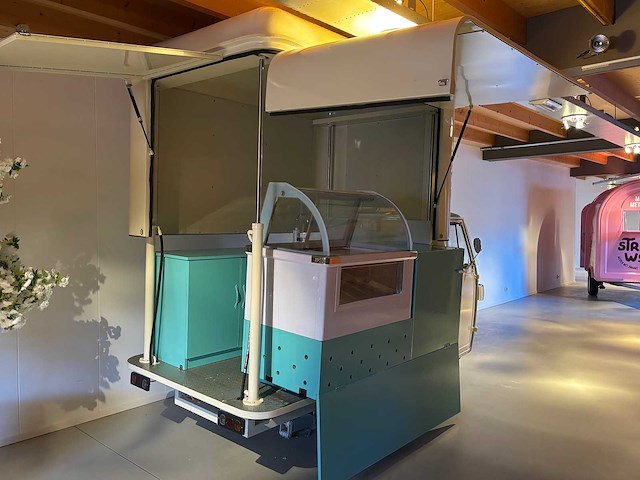 Vespa (look) - ape - ice cream - foodtruck - afbeelding 10 van  24