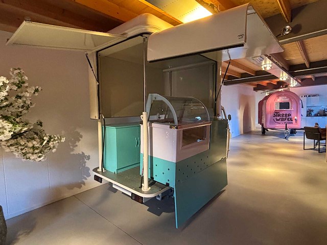 Vespa (look) - ape - ice cream - foodtruck - afbeelding 11 van  24