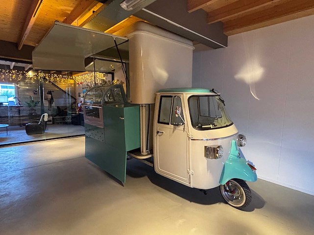 Vespa (look) - ape - ice cream - foodtruck - afbeelding 13 van  24