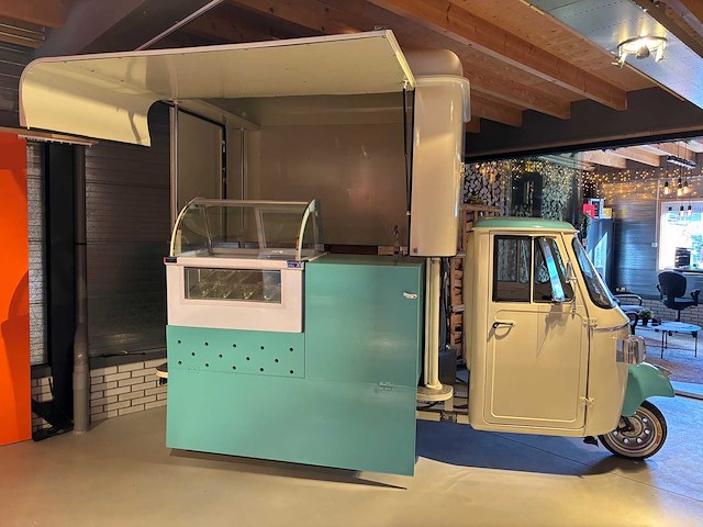 Vespa (look) - ape - ice cream - foodtruck - afbeelding 16 van  24
