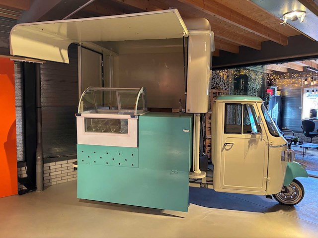 Vespa (look) - ape - ice cream - foodtruck - afbeelding 17 van  24