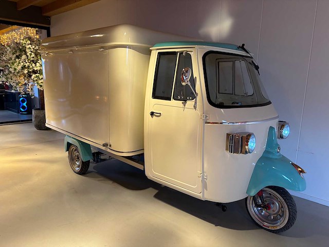 Vespa (look) - ape - ice cream - foodtruck - afbeelding 12 van  24