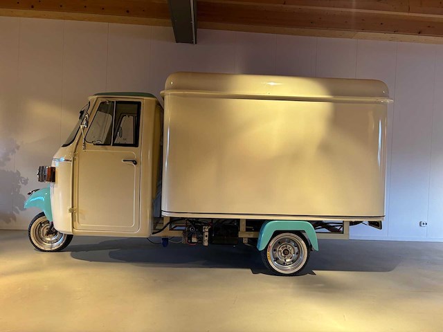 Vespa (look) - ape - ice cream - foodtruck - afbeelding 18 van  24