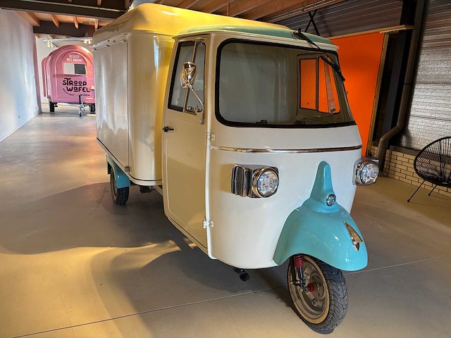 Vespa (look) - ape - ice cream - foodtruck - afbeelding 19 van  24