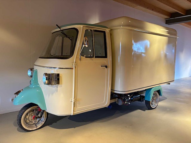 Vespa (look) - ape - ice cream - foodtruck - afbeelding 20 van  24